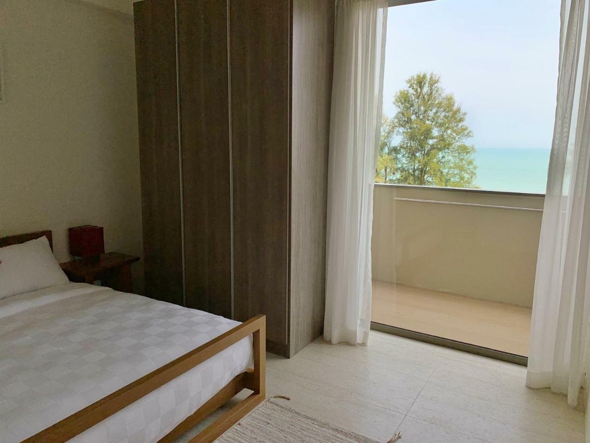 By The Sea Suites - Managed By Sdb Host Бату-Ферринги Экстерьер фото